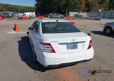 2013 Mercedes-Benz C 250 Sport z USA, uszkodzony, nr VIN WDDGF4HB3DR291756